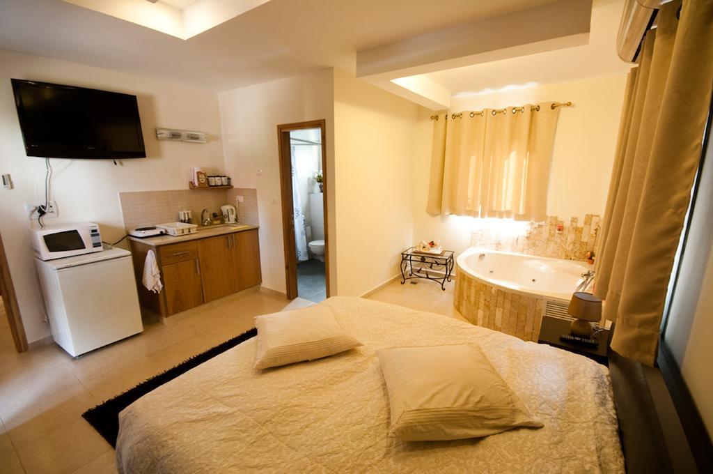 Elimelech Bapardes Vila Sheʼar Yashuv Exterior foto